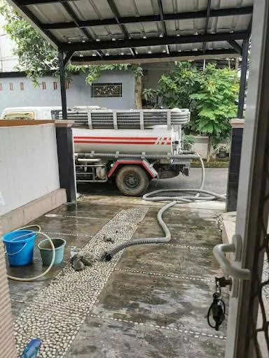 Proses pengerjaan oleh tim jasa wc mampet menggunakan mesin vakum bertekanan tinggi agar bersih tuntas